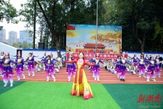 56个民族主题方阵亮相，操场上刮起“最炫民族风”