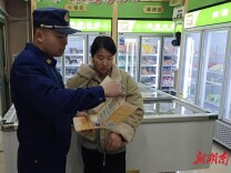 消防宣传进商铺，守好沿街“防火线”