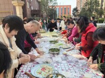 饺香氤氲聚邻里 温情传递暖寒冬