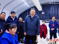 毛万春在湘西州参加省人大代表团小组主题活动