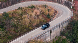 韩红直言极氪9X“等待值得”，试驾现场送扳手催极氪高管快去打螺丝