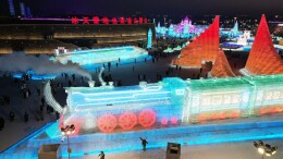 Steam train ice sculpture wows Harbin ice festival