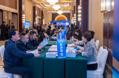 在这个国字号大会的现场，湖南14个市州摆起了“擂台”