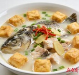 油豆腐煮鱼好搭档