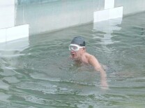 每天骑车去，全勤王！90岁清华教授坚持冬泳15年