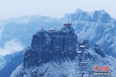 湖北“中武当”：古建披银甲 冰雪作丹青