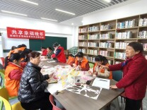 披塘村居家养老服务站开展蝴蝶鱼灯手工制作活动