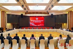 李挚参加岳阳市政协九届五次会议第二联组讨论