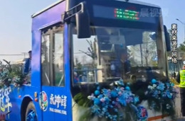 湘超夺冠后，永州连夜把公交切顶改敞篷，球队载誉巡游全城！当地回应：改自将报废车辆