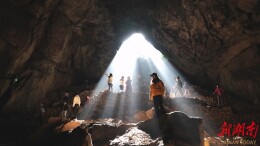 【大美鹤城】黄岩金鸡洞：“光瀑”奇景引客来 免费探秘成热门打卡地