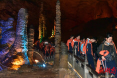 地质奇观与非遗共绘成长画卷，黄龙洞景区迎来冬季研学游热潮