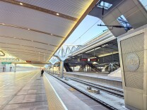 “中华第一站”北京站站台焕新！雨棚变身“星光吊顶”