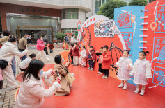 寻味中国年  萌娃“趣”赶集