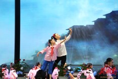 安化县梅城镇中心学校：庆元旦艺术节璀璨启幕 千余名师生共绘美育华章