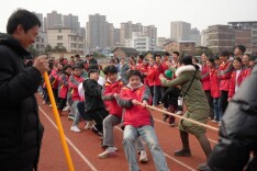 隆回县九龙学校开展九年级拔河比赛
