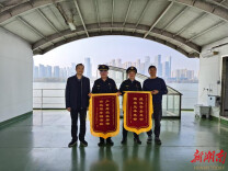 长沙交通执法严安检、优服务，护航元旦平安行