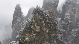 跨年雪景！张家界天子山迎岁末飞雪，2026冰雪仙境序幕拉开