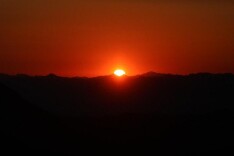 近千名游客慕田峪长城观新年日出