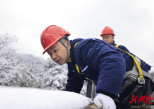 张家界森林公园丨坚守岗位 巡检特种设备 