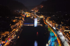 点亮新年第一光，凤凰古城元旦亮灯启新程