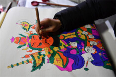 Artists Craft Tantou New Year Pictures in Hunan
