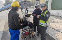 离大谱！长沙男子骑摩托 “蛇形走位”，拦停后酒气冲天还无牌无证 