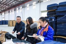政企同心纾困解难 箱包企业春节前全力冲刺赶订单
