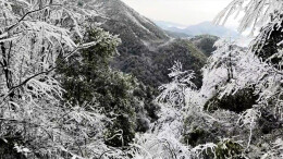 绥宁牛坡头雪雾染峰峦，雾凇雪景醉游人