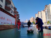 张家界敦谊小学开展冬季“防火防踩踏”疏散演练