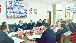 严华在市人民来访接待服务中心接访