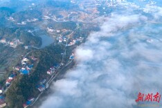 晨雾乡村美如画