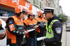 隆回交警走进美团外卖为骑手扣上“安全扣”