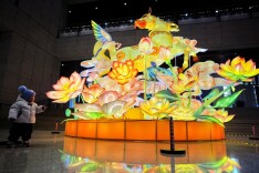 年味已提前拉满！马年新春彩灯点亮中国非遗馆