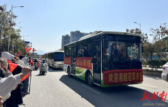 蓝山职中师生夹道欢迎湘超冠军队到访