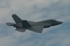 歼-35“新版”亮相 试飞机为何是“绿皮机”？