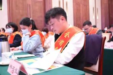 他用残缺的臂膀，托举起2000多名残疾人的“面包”与“远方”