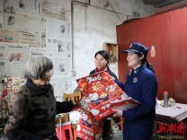 挂历里的“安全年味”——永兴县巧送15万份“平安礼”