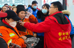 靖州：爱心商家送温暖，336名环卫工人喜领帽子手套