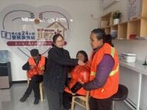 芙蓉送温暖 高云寄温情