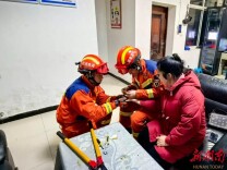 戒指“咬手”急求助，望城消防巧解困