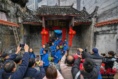 Volunteers Take New Year Photos for Villagers in Jiangyong County