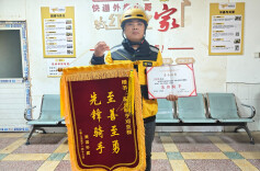 平凡骑手的生死救援——记2025年第四季度见义勇为勇士邓亚群