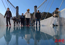 张家界大峡谷景区：外国游客体验玻璃桥 入境游迎来新年“开门红”