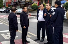 龙山县华塘芙蓉学校护学岗为学生保驾护航