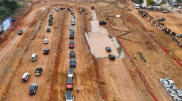 蓝山：引擎轰鸣引客来，箱包走俏促消费