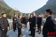 毛伟明在湘西自治州调研