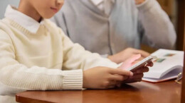 注定与手机共生的一代