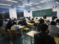 长沙民政职院副校长张国辉深入商学院开展寒假前慰问活动