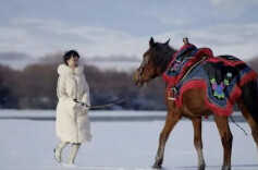 在另一片雪原，贺娇龙依然鲜衣怒马
