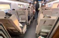 无座票乘客站一等座车厢被要求离开？12306回应：无座票仅限二等车厢